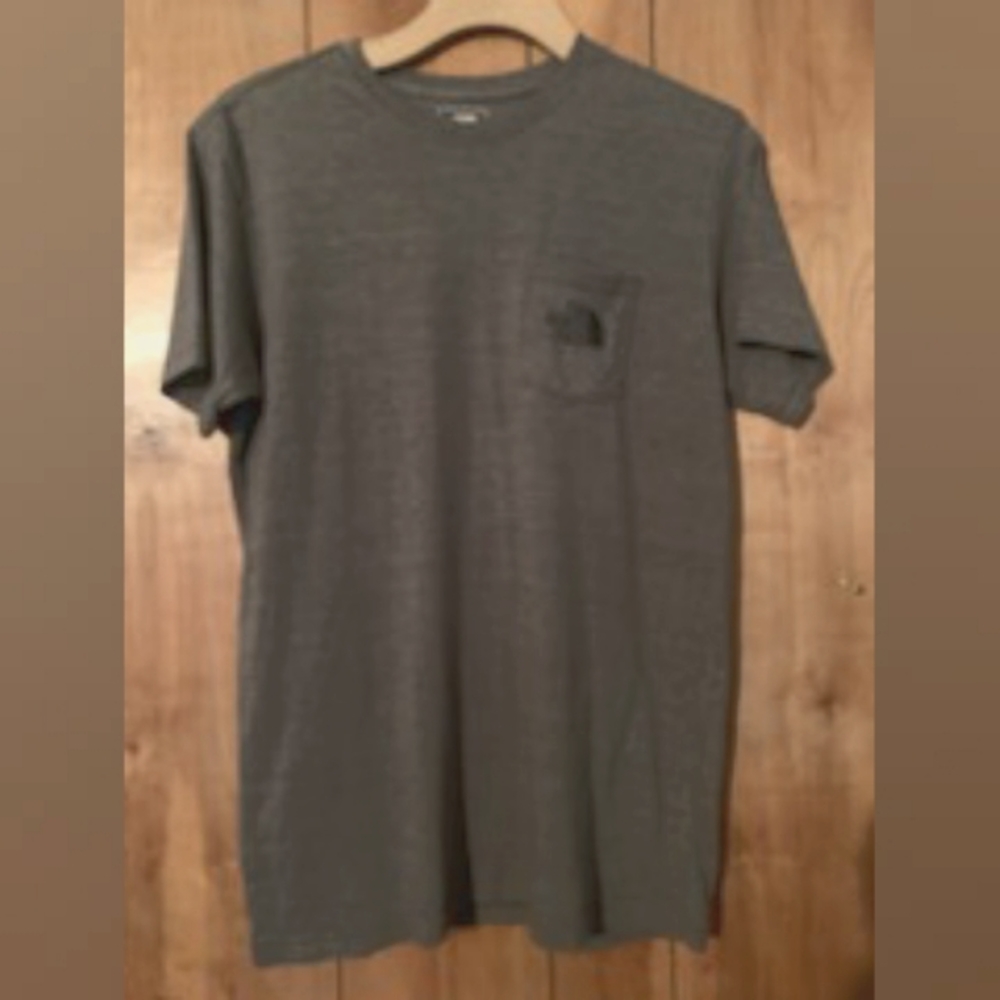 #10 The North Face pocket tshirt
